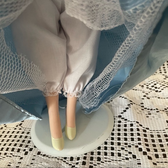 Elegant Doll with detailed Dress - Picture 10 of 10